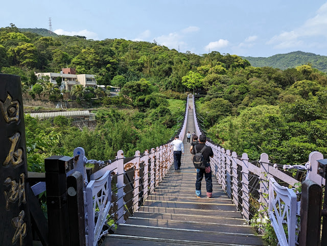 漫步雲端S型空中步道『碧山巖露營場』內湖約會景點，視野超棒