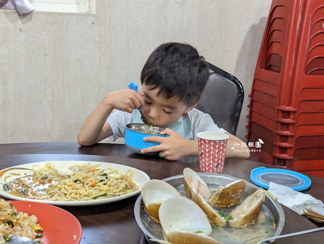 阿嬌萬里蟹萬里超強海鮮餐廳，下雨天也要排隊吃