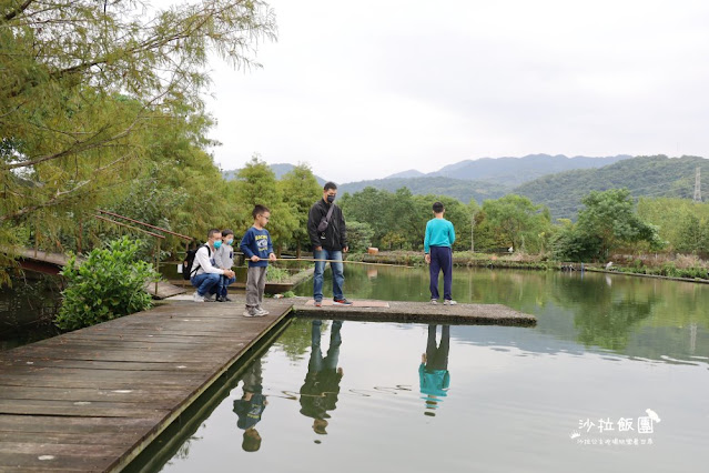 宜蘭景點『勝洋水草休閒農場』釣魚、划竹筏、溫泉魚、玩水、落羽松、IG彩虹傘、DIY