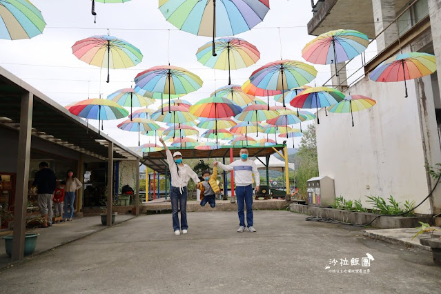 宜蘭景點『勝洋水草休閒農場』釣魚、划竹筏、溫泉魚、玩水、落羽松、IG彩虹傘、DIY