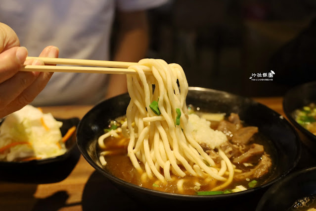 桃園牛肉麵吃到飽『呷飽牛肉麵南平店』加麵加湯免費，豆花、咖啡飲料無限供應