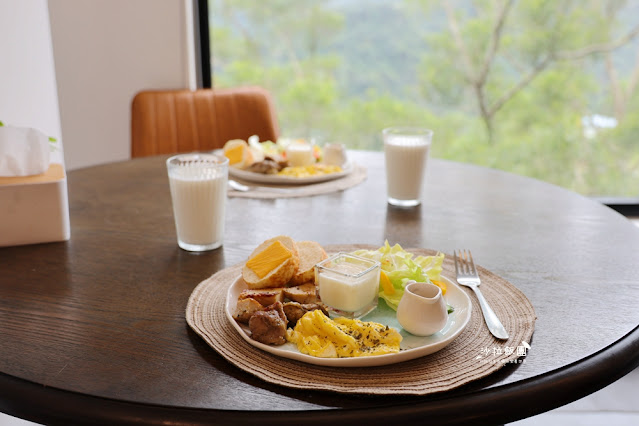 烏來泡湯『烏來旅晨溫泉民宿』湯屋‧客房可俯視烏來老街