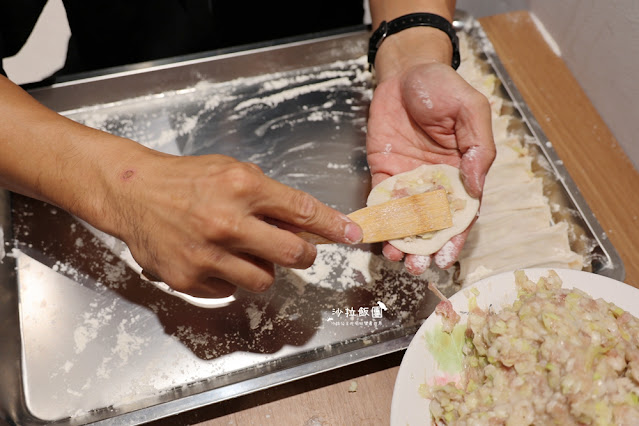 『屋伴餃子』士林夜市新開幕餃子麵食店，月見麻婆豆腐飯、時令排骨湯必點