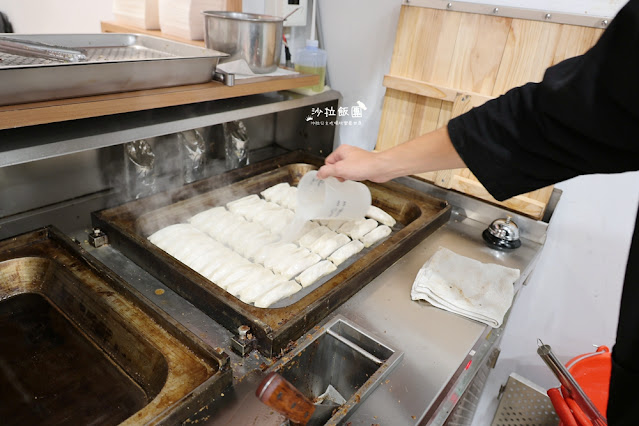 『屋伴餃子』士林夜市新開幕餃子麵食店，月見麻婆豆腐飯、時令排骨湯必點