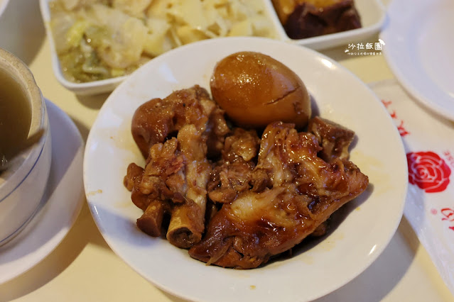 台中美食『阿水獅豬腳大王』台中公園總店，好喝的豬腦湯