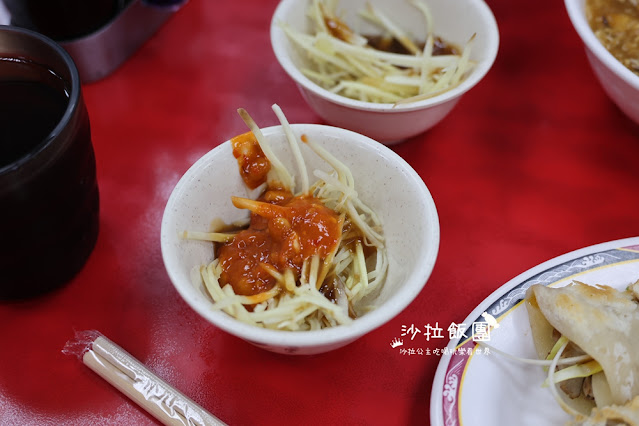 高雄苓雅美食『厚得福湯包麵食專賣店』紅茶、豆漿免費喝，平日也要排隊