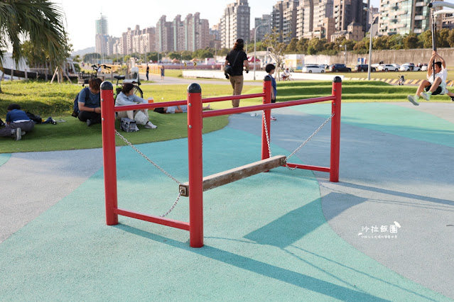 遠眺台北101的兒童遊戲場美堤河濱公園、毛小孩活動區、滑板、直排輪練習場