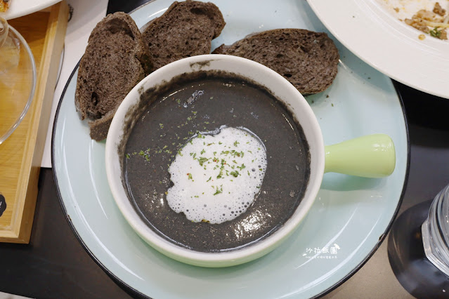 宜蘭景點黑RURU CAFE，來用餐還可以順便餵羊不用再找景點