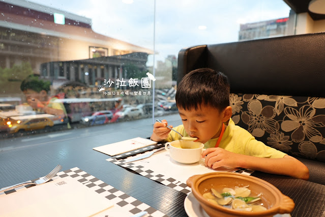 台北車站吃到飽『台北凱撒大飯店Checkers自助餐廳』威靈頓牛排、紅白酒、啤酒喝到飽