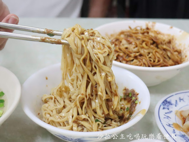 宜蘭頭城美食『頭城麻醬麵』蛤蜊湯沒有/小菜30元起/香噴噴沙茶麵