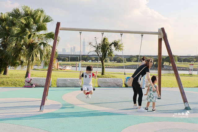 遠眺台北101的兒童遊戲場美堤河濱公園、毛小孩活動區、滑板、直排輪練習場