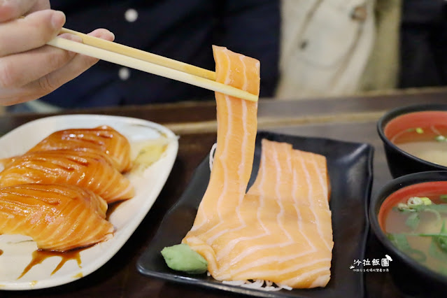 萬華美食巨無霸鮭魚握壽司『三味食堂』手掌大CP值超高