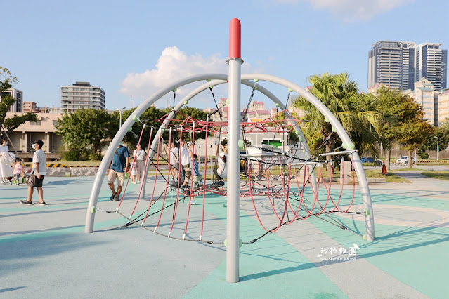 遠眺台北101的兒童遊戲場美堤河濱公園、毛小孩活動區、滑板、直排輪練習場