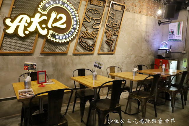 西門町美食『A.K.12 美式小館』一開店就爆棚.份量十足美式漢堡拉絲到天邊.菜單