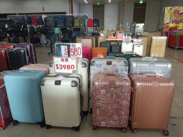 台中豐原行李箱特賣會，工廠直營廠拍990元起，包包、公事包通通有