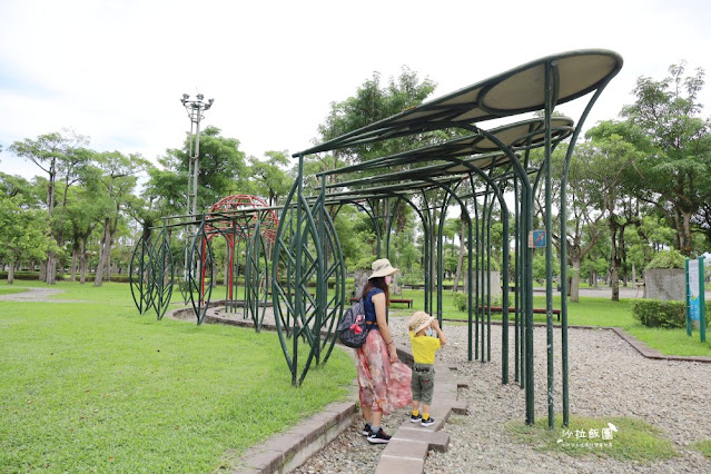 27公頃任你玩【宜蘭運動公園】火車、戰艦溜滑梯、鐵人搖椅、草地