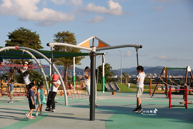 遠眺台北101的兒童遊戲場美堤河濱公園、毛小孩活動區、滑板、直排輪練習場