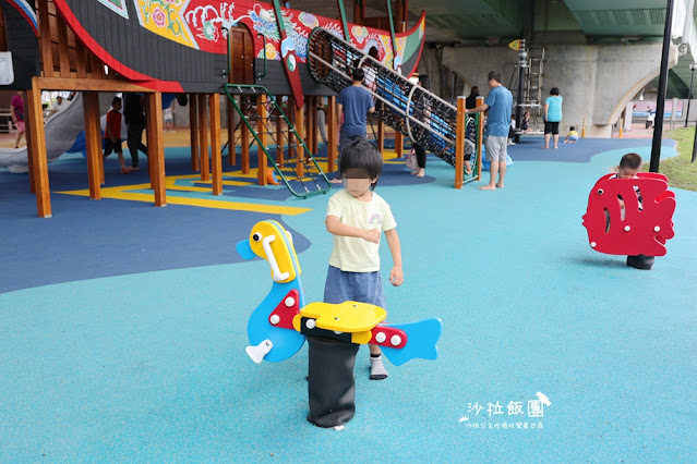 礁溪景點親子公園『二龍之心』龍舟造型溜滑梯