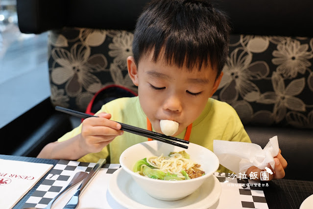 台北車站吃到飽『台北凱撒大飯店Checkers自助餐廳』威靈頓牛排、紅白酒、啤酒喝到飽