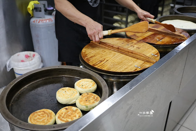 北投美食『燈亮有餅北投山東蔥油餅』想吃厚餅請等40分鐘