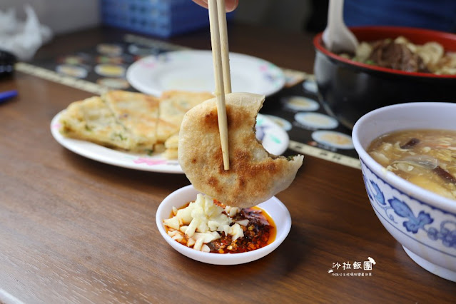 南投中興新村美食『梅園餡餅粥』用餐時間一位難求，40年老店