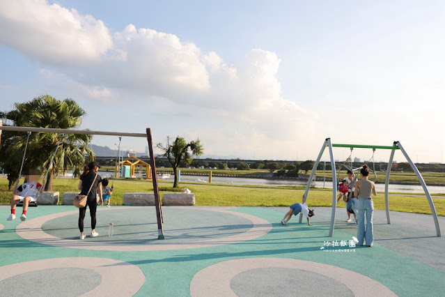 遠眺台北101的兒童遊戲場美堤河濱公園、毛小孩活動區、滑板、直排輪練習場