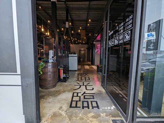 鴻龍宴台中超狂活蝦料理，大船霸氣開進餐廳