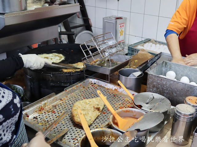 宜蘭頭城必吃『頂埔阿嬤蔥油餅』排隊美食，也有賣紅茶、奶茶可以搭配