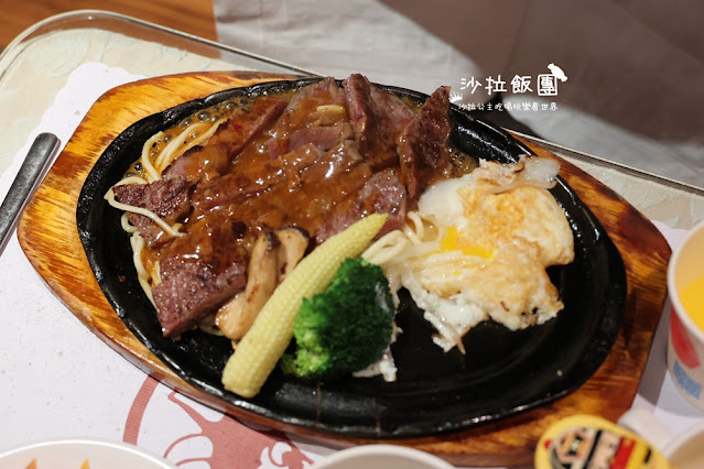 淡水美食『歡樂牛排淡水店』在地人吃的牛排老店，沙拉吧吃到飽