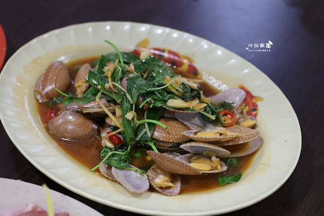 阿嬌萬里蟹萬里超強海鮮餐廳，下雨天也要排隊吃