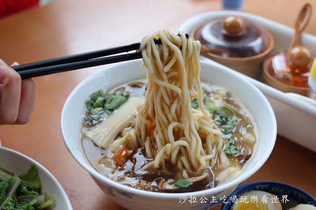 宜蘭頭城必吃排隊美食『龍記牛肉麵』限量牛三寶麵晚來吃不到