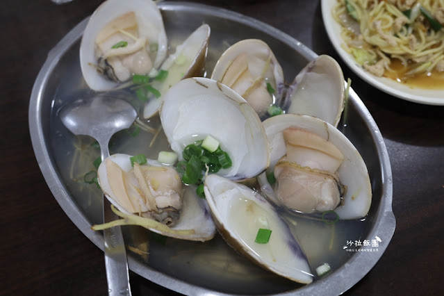 阿嬌萬里蟹萬里超強海鮮餐廳，下雨天也要排隊吃