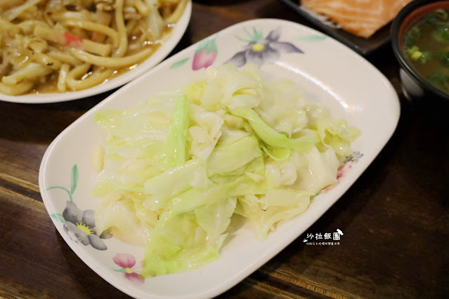 萬華美食巨無霸鮭魚握壽司『三味食堂』手掌大CP值超高