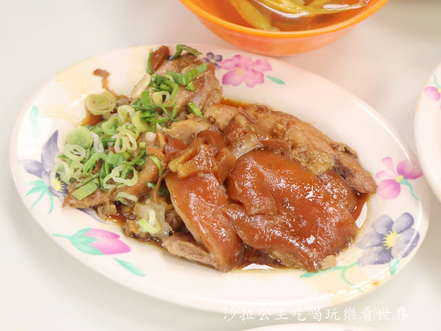 三重美食/小吃『五燈獎豬腳魯肉飯』三重四大滷肉飯/韓國白鐘元來台推薦小吃/辣蘿蔔無限供應