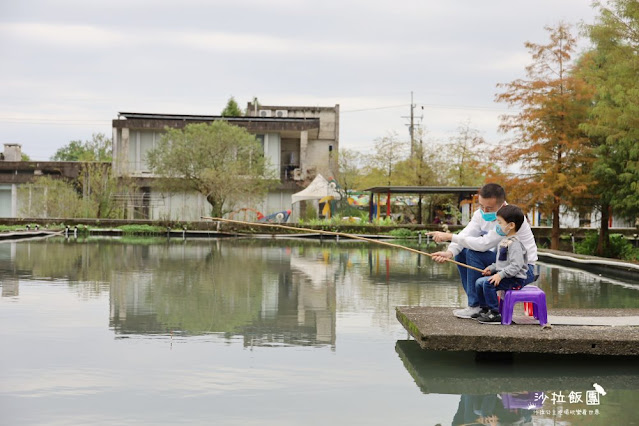 宜蘭景點『勝洋水草休閒農場』釣魚、划竹筏、溫泉魚、玩水、落羽松、IG彩虹傘、DIY