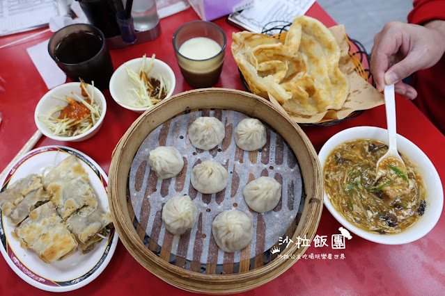 高雄苓雅美食『厚得福湯包麵食專賣店』紅茶、豆漿免費喝，平日也要排隊