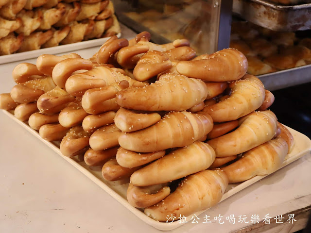 三峽老街美食/小吃/伴手禮/三峽第一家茶飲專賣店『泡泡龍』/長福橋下香腸/古道阿彬杏仁茶/金三峽牛角