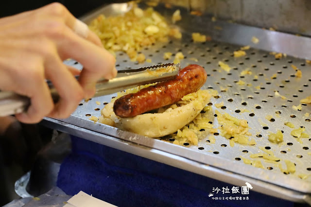 逢甲夜市美食『官芝霖大腸包小腸(逢甲店)』排隊人氣小吃/多種口味/老店