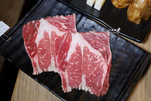 燒肉火鍋吃到飽店內居然有兒童遊戲區『千兵衛日式燒肉火鍋吃到飽』空間很大用餐很舒適