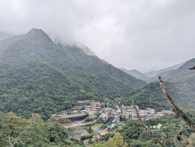 烏來泡湯『烏來旅晨溫泉民宿』湯屋‧客房可俯視烏來老街