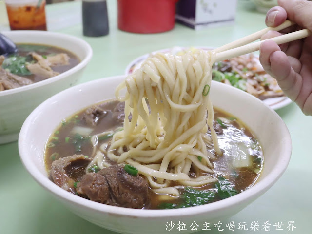 北投美食『吳家牛肉麵』韓國白鐘元推薦三寶麵/菜單/北投人氣排隊老店/宵夜