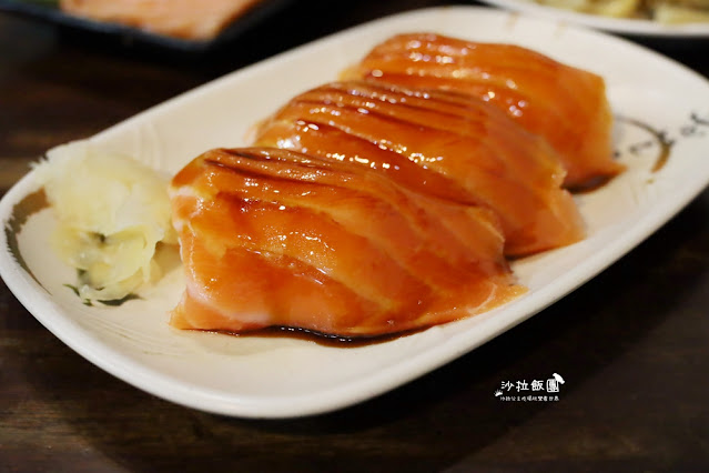 萬華美食巨無霸鮭魚握壽司『三味食堂』手掌大CP值超高