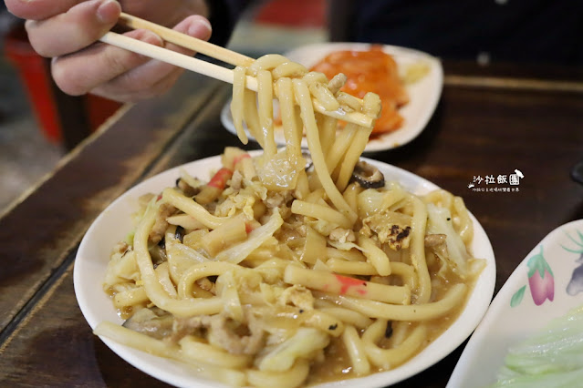 萬華美食巨無霸鮭魚握壽司『三味食堂』手掌大CP值超高