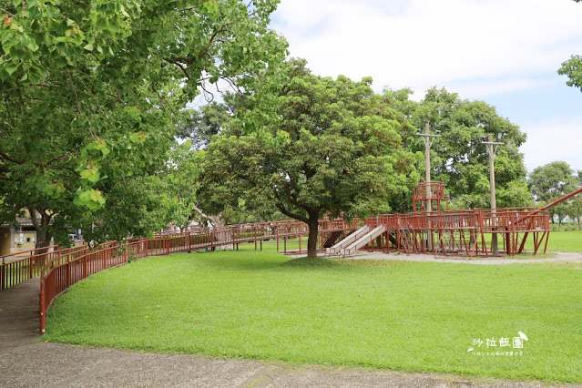 27公頃任你玩【宜蘭運動公園】火車、戰艦溜滑梯、鐵人搖椅、草地