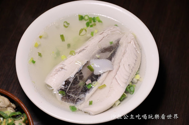 華西街夜市美食『阿義魯肉飯』超浮誇鮮蚵蓋飯.50年老店.萬華龍山寺美食