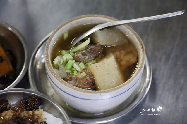 北投生意最好的滷肉飯『矮仔財滷肉飯』必點紅燒蹄膀、大腸頭