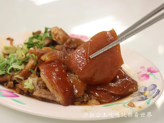 三重美食/小吃『五燈獎豬腳魯肉飯』三重四大滷肉飯/韓國白鐘元來台推薦小吃/辣蘿蔔無限供應