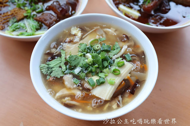 宜蘭頭城必吃排隊美食『龍記牛肉麵』限量牛三寶麵晚來吃不到