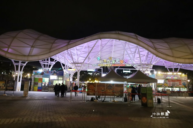 夜間免費入園、星光摩天輪等13種設施設施60元起玩到飽，晚上還可以看音樂焰火秀