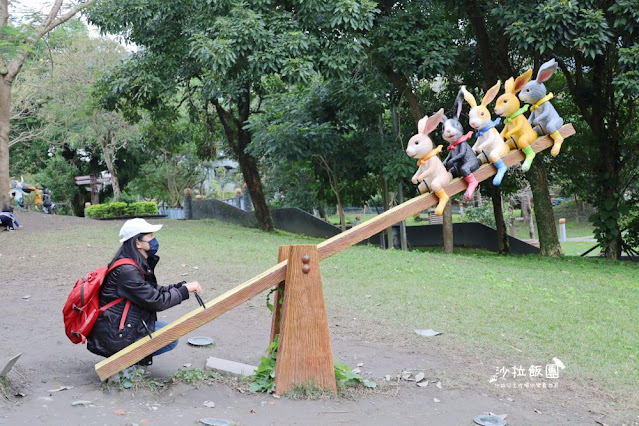 宜蘭景點礁溪轉運站幾米兔子裝置藝術、蹺蹺板毛兔、森林風呂免費泡腳